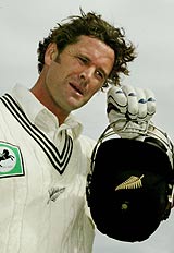 Chris Cairns walks back after being dismissed in possibly his last Test innings © AFP